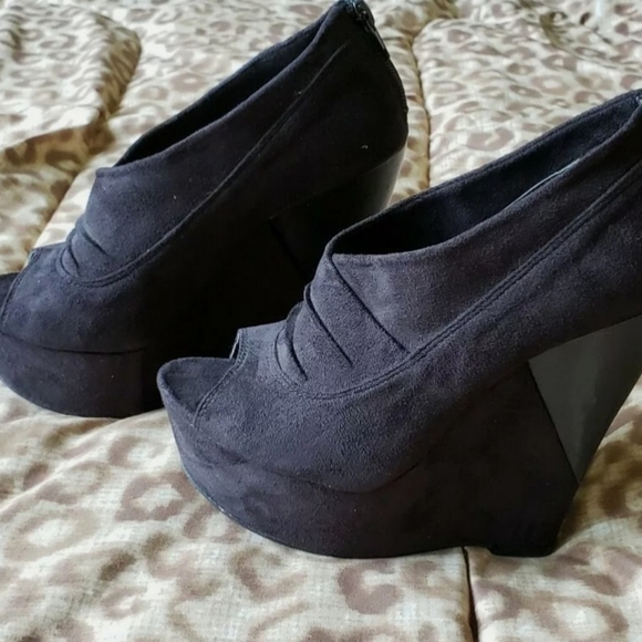 Love Culture Black Open-Toe Wedge Heels Size 7 - Picture 3 of 9